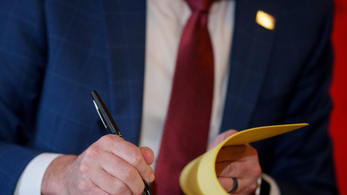 Republikánsky guvernér Utahu Spencer Cox podpisuje niekoľko opatrení na obmedzenie času a miesta, kde budú môcť deti používať sociálne médiá.