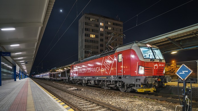 Zmena času sa dotkne aj niektorých vlakov. V staniciach budú stáť hodinu navyše