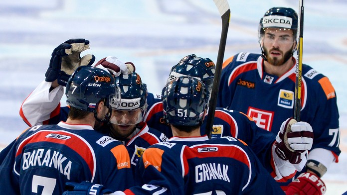 Gólová radosť slovenských hokejistov, zľava strelec gólu Ivan Baranka, Tomáš Bulík, Dominik Graňák a Adam Lapšanský počas zápasu