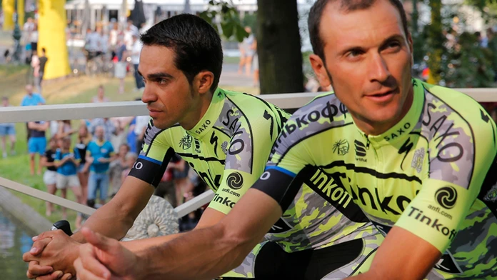 Alberto Contador (vľavo) a Ivan Basso na tímovej prezentácii pred štartom TdF v Utrechte.