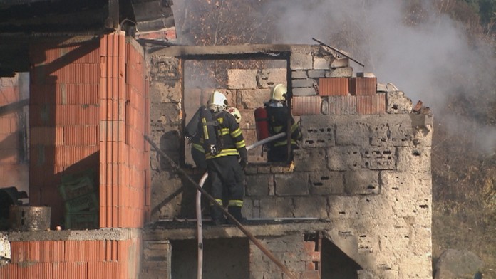 Horela celá strecha domu.