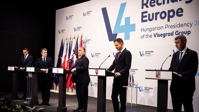 Premiéri krajín V4 a francúzsky prezident Emanuel Macron počas tlačovej konferencie po summite V4.