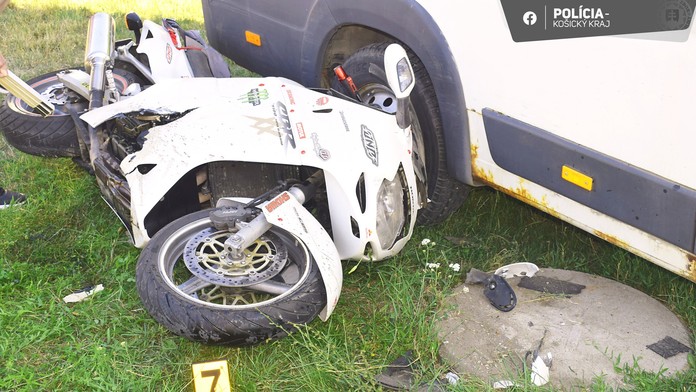 Motocykel, na ktorom zahynul 60-ročný muž, skončil pod kolesami auta.