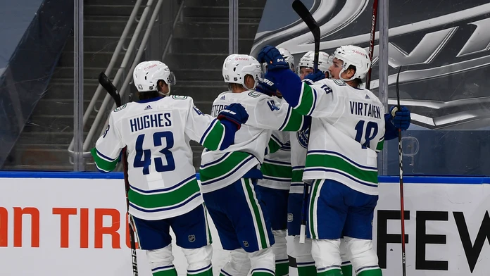 Quinn Hughes sa teší so spoluhráčmi zo streleného gólu.