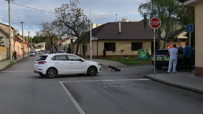 Na snímke auto a elektrická kolobežka po nehode v Hlohovci.