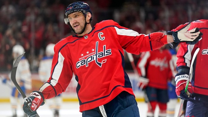 Ruský útočník Alexander Ovečkin z Washingtonu Capitals sa teší z gólu spoluhráča Toma Wilsona.