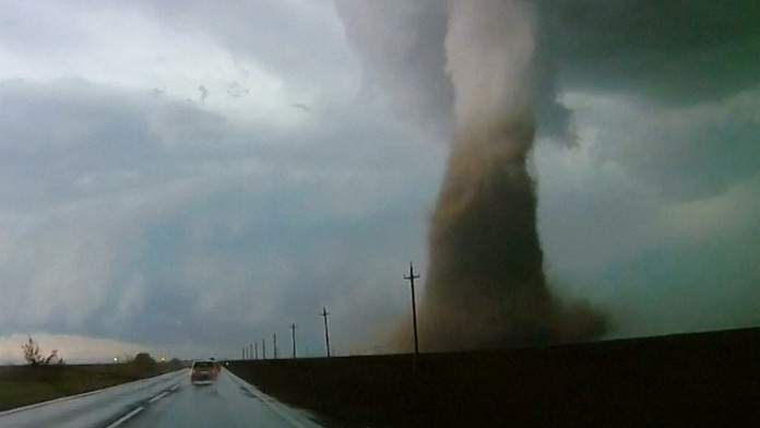 Donny van de Beek z Ajaxu Amsterdam oslavuje výhru v prvom semifinále LM na pôde Tottenhamu.