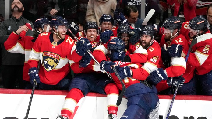 Ľavé krídlo Matthew Tkachuk (uprostred) z Floridy Panthers sa teší z víťazného gólu.