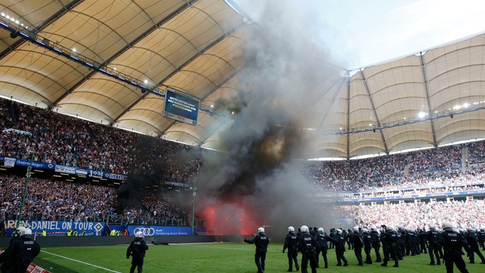 Zápas Hamburgu s Borussiou Mönchengladbach museli prerušiť pre divácke nepokoje.