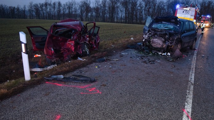 Pri Nitre sa čelne zrazili dve autá. Zranenia utrpeli tri osoby