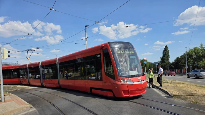 V Bratislave sa vykoľajila električka. Dôležitú ulicu čiastočne uzavreli
