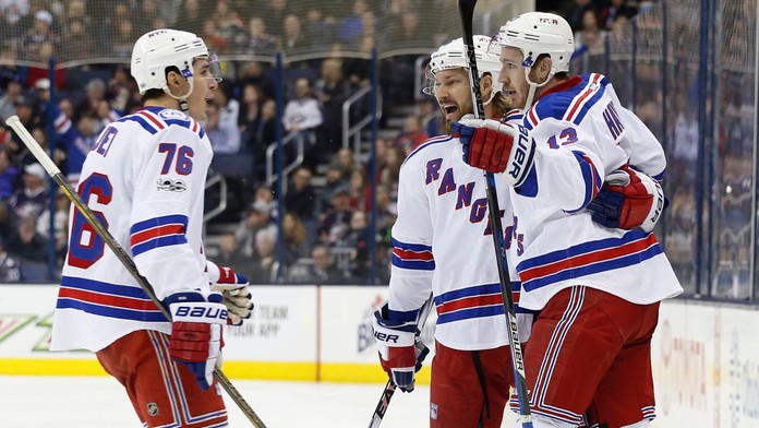 Radosť hráčov New York Rangers po góle v sieti Columbusu Blue Jackets.