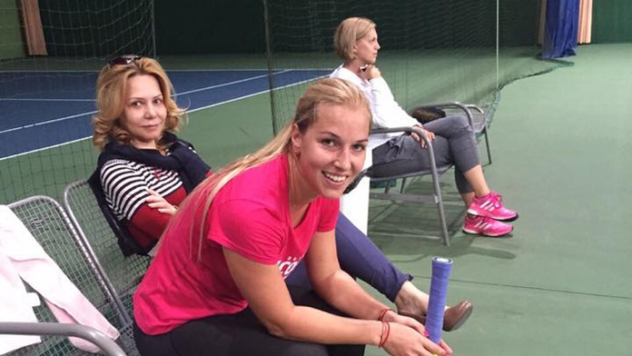 Dominika Cibulková s mamou na prvom tenisovom zápase po operácii.