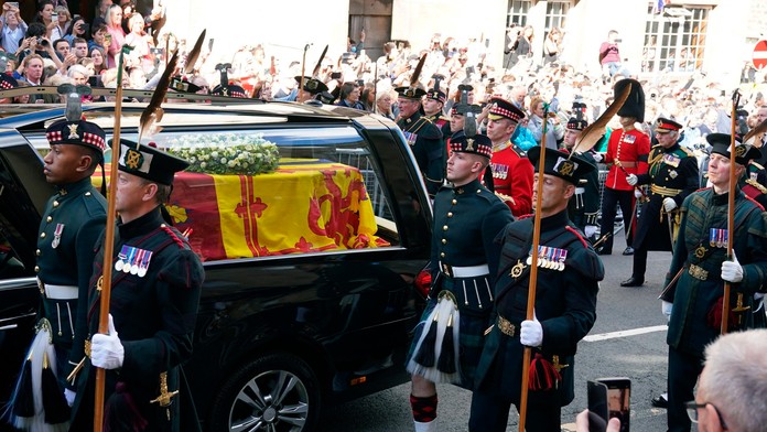 Rakva bola opäť prekrytá rakvou, položený bol na nej veniec z kvetov