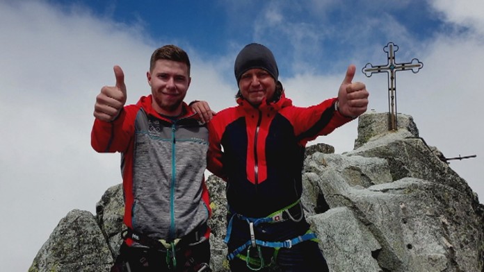 Radosť slovenských hokejbalistov po góle do siete Veľkej Británie.