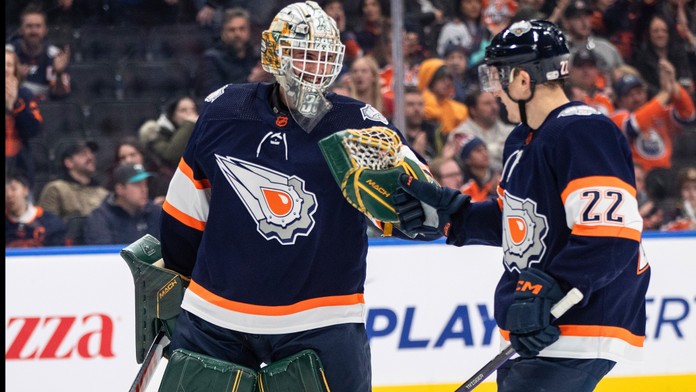 Tyson Barrie víta na ľade brankára Matta Berlina.