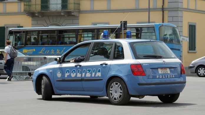 VIDEO: Šialený pokus o útek v Taliansku. Vodič jazdil s policajtom na kapote