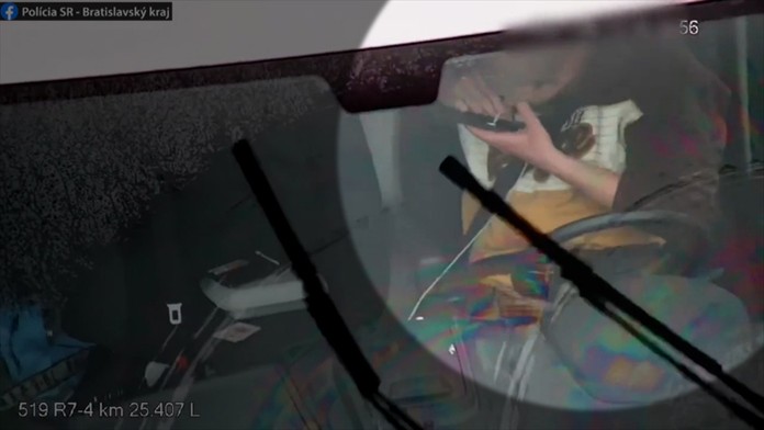 Muž, ktorý v aute šňupal kokaín.