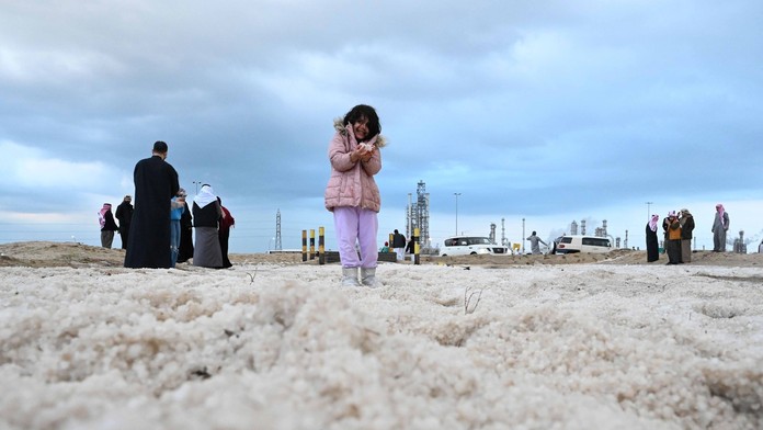 Púšť sa premenila na snehobielu krajinu. Jednu z najhorúcejších krajín zasiahlo krupobitie