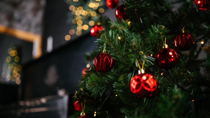 Zdobíte stromček klasickými žiarovkami? Iným variantom spotrebujete výrazne menej energie