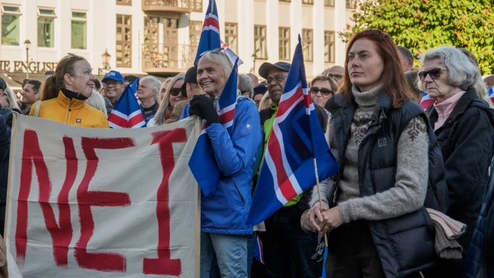 Islanďania s nápisom „nie“ počas podujatia na odmietnutie rokovaní o vstupe do EÚ. 