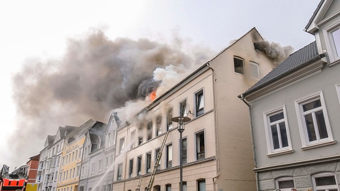 Z bytovky v nemeckom meste Flensburg stúpa dym.