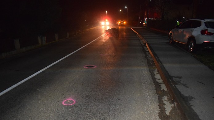 Chodca ležiaceho na ceste zrazilo auto.