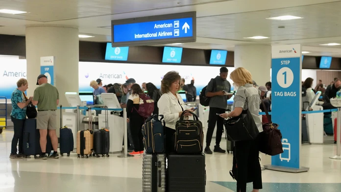 Masívne dôsledky shutdownu v USA: Viac ako tisíc zrušených letov, ešte viac ich mešká