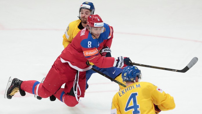Ruský hráč Alexander Ovečkin (vľavo) v súboji so Švédom Johanom Franssonom (hore) v zápase na MS v Rusku.