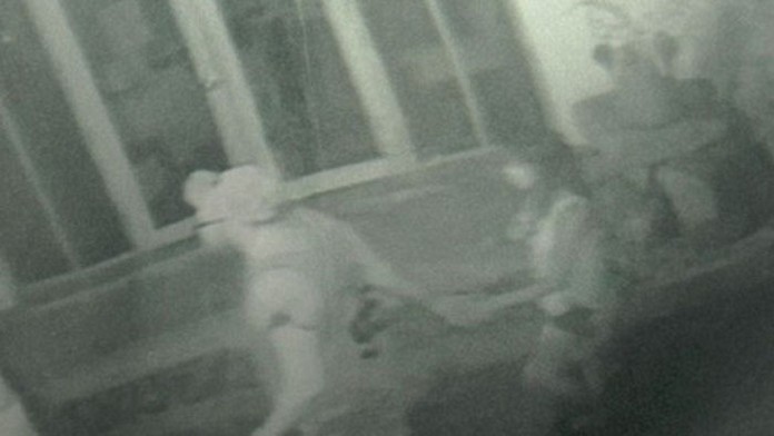 David a Hannah kráčajú po ostrove a držia sa za ruku.