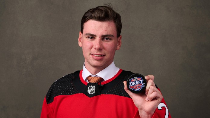 Šimon Nemec si napokon na debut v NHL musí počkať. New Jersey ho totiž poslalo na farmu