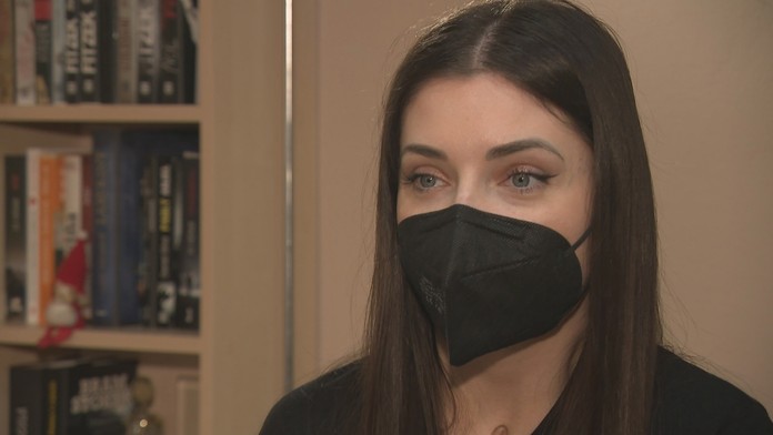 Miška, ktorá na Cypre záhadne ochrnula, si na rehabilitácie zarába vlastnými obrazmi