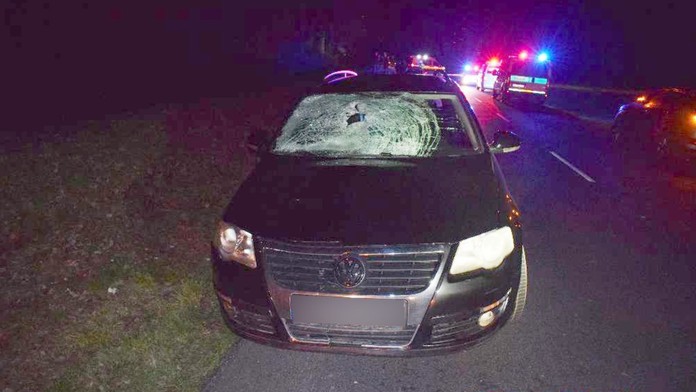 Mladý vodič zrazil v noci seniora bez reflexných prvkov. Zraneniam podľahol