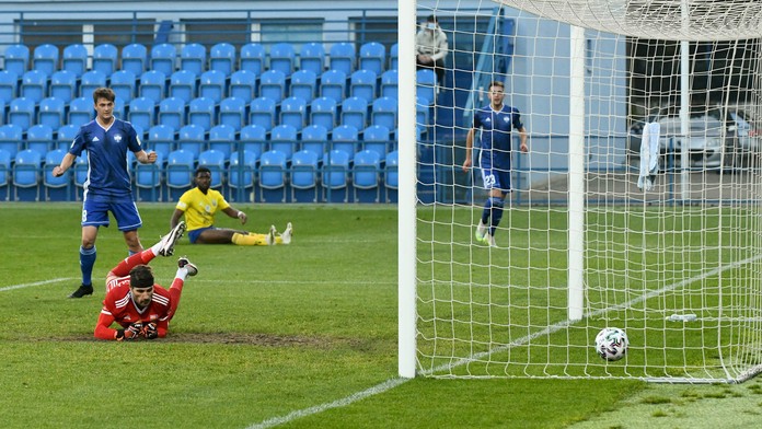 Lenka neverí vlastným ušiam.