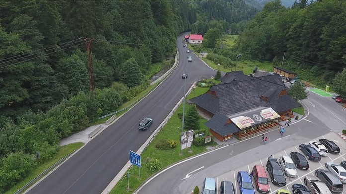 Cesta na Donovaly je bez čiar.