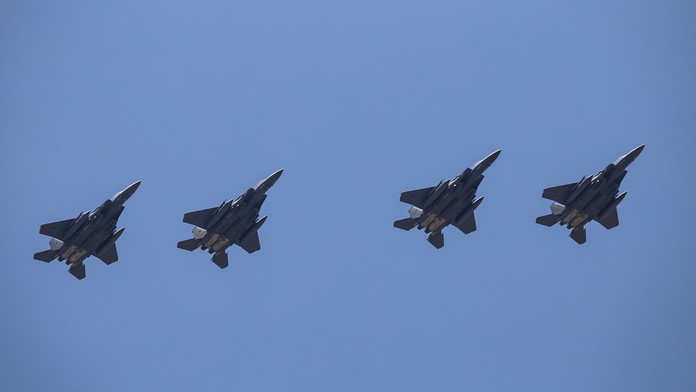 Sprava John Tavares a Kasperi Kapanen z Toronta oslavujú gól proti Washingtonu.