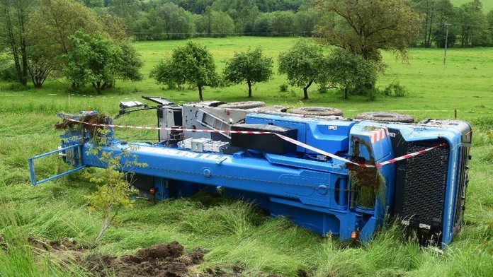 Žeriav, ktorý sa prevrátil neďaleko Hnúšte 