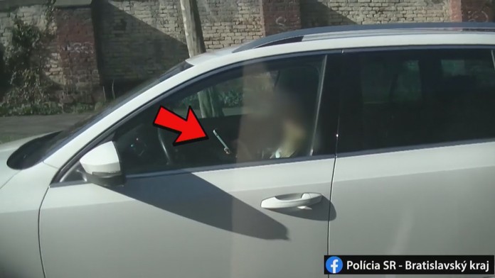 Telefonujete za volantom? Policajti majú jednoduchý, ale účinný spôsob, ako vás odhalia