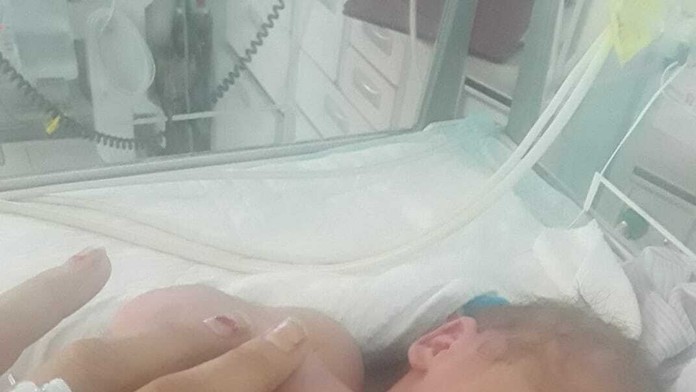 Crystal porodila synčeka Olivera. 