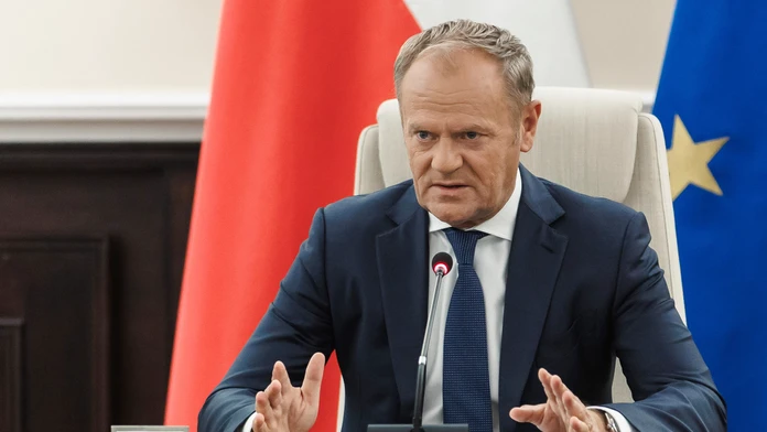 Poľský premiér Donald Tusk vedie mimoriadne zasadnutie vlády s vysokými vojenskými a bezpečnostnými predstaviteľmi krajiny.
