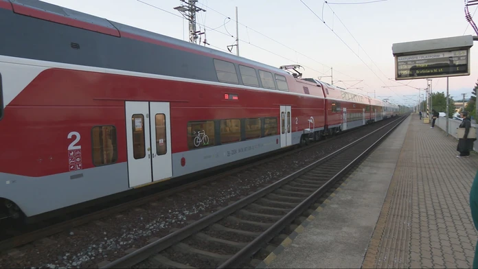 Vlaky medzi Bratislavou a Trnavou stáli. Vo vlaku museli zasahovať záchranári
