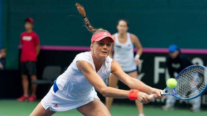 Daniela Hantuchová a v pozadí Jana Čepelová počas rozhodujúcej štvorhry s austrálskymi hráčkami.