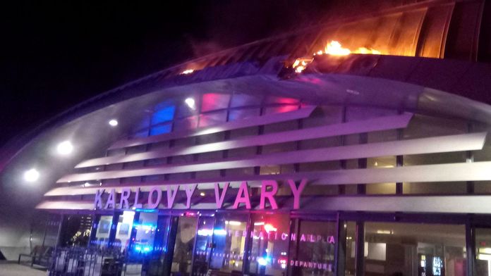 V Karlových Varoch horelo medzinárodné letisko, vyhlásený bol druhý stupeň požiarneho poplachu