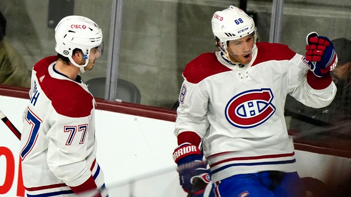 Hráč Montrealu Canadiens Mike Hoffman sa teší z víťazného gólu v predĺžení, vľavo jeho spoluhráč Kirby Dach.