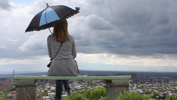 zena dazdnik oblaky ochladenie