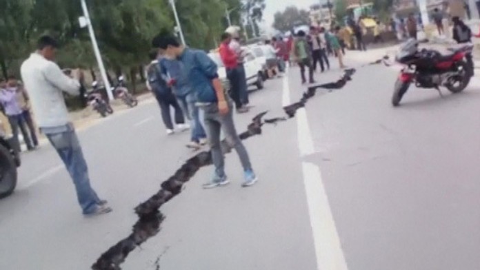 Trhliny na ceste v Káthmandu po zemetrasení