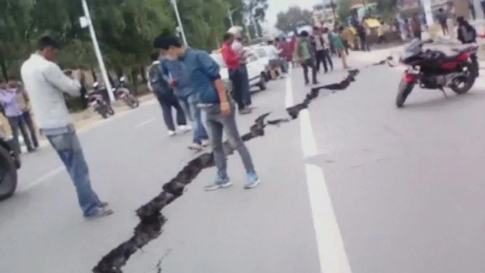 Trhliny na ceste v Káthmandu po zemetrasení