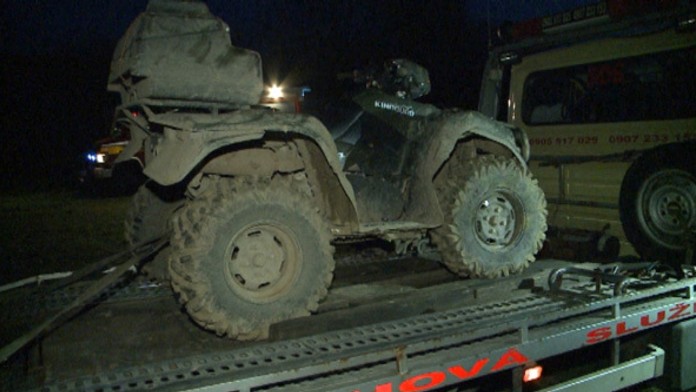 Záchranné zložky na poli za obcou Žirany, kde vyhasol život prváka