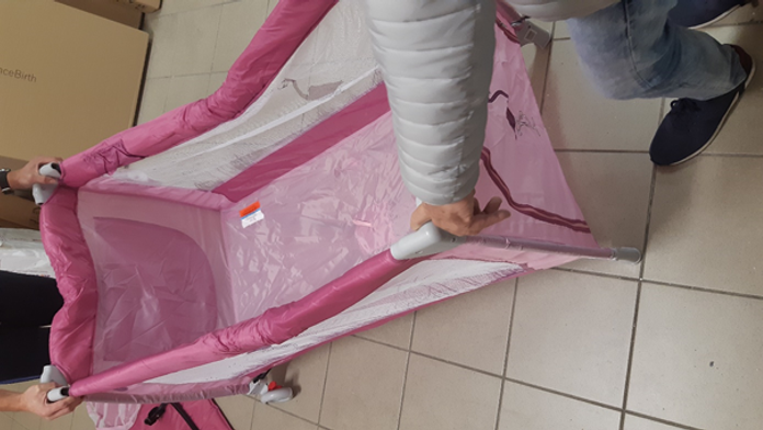 Kontrolóri varujú pred nebezpečnou detskou postieľkou. Po spustení funkcie sa môže prevrátiť