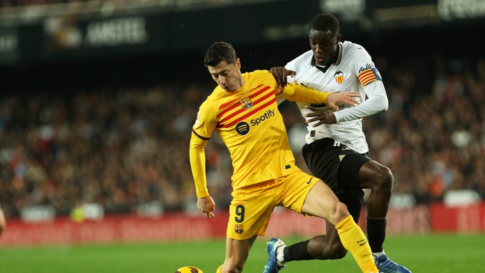 Barcelona sa vytrápila vo Valencii, opäť nedokázala zvíťaziť. Tréner Sevilly balil kufre hneď po zápase